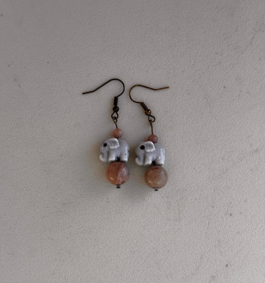 Earrings-elephant with brown bead ￼
